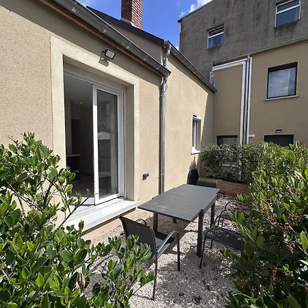 Maison Calme Avec Terrasse, Centre A Holiday home *