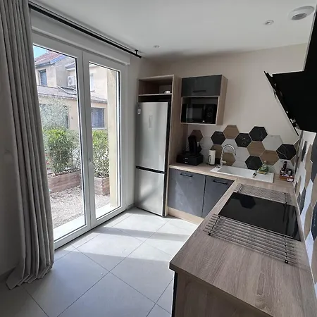Maison Calme Avec Terrasse, Centre A Holiday home *
